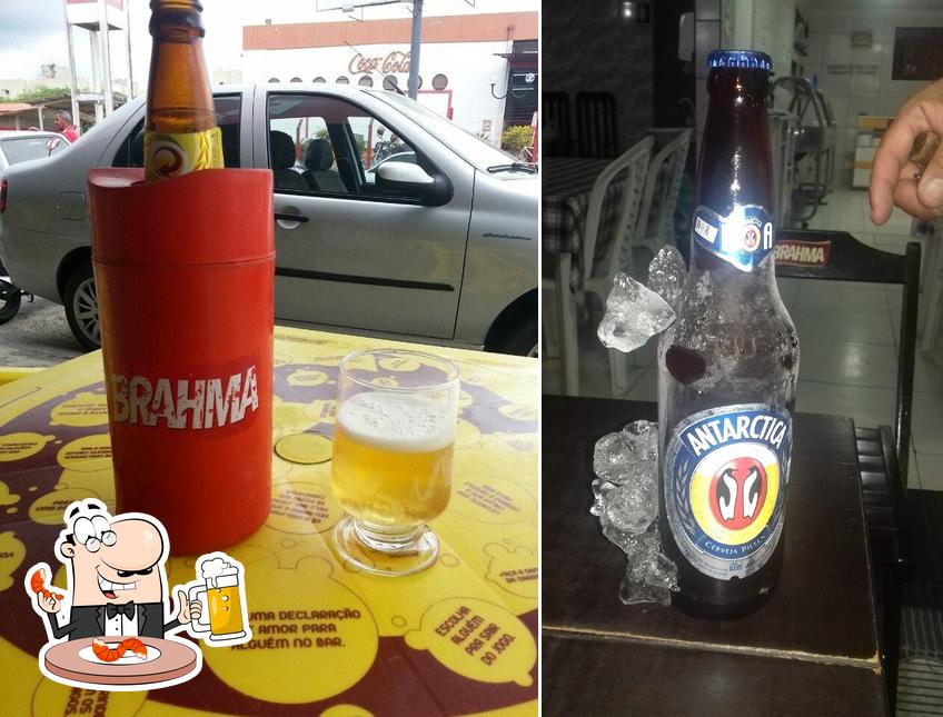 Desfute um copo de cerveja leve ou escura