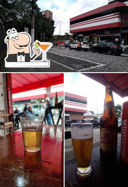 A bebida e exterior do restaurante