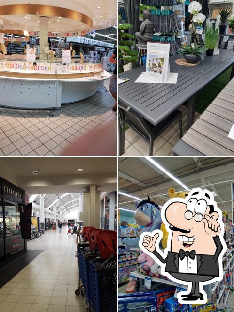 Installez-vous à l'une des tables de E.Leclerc CHECY