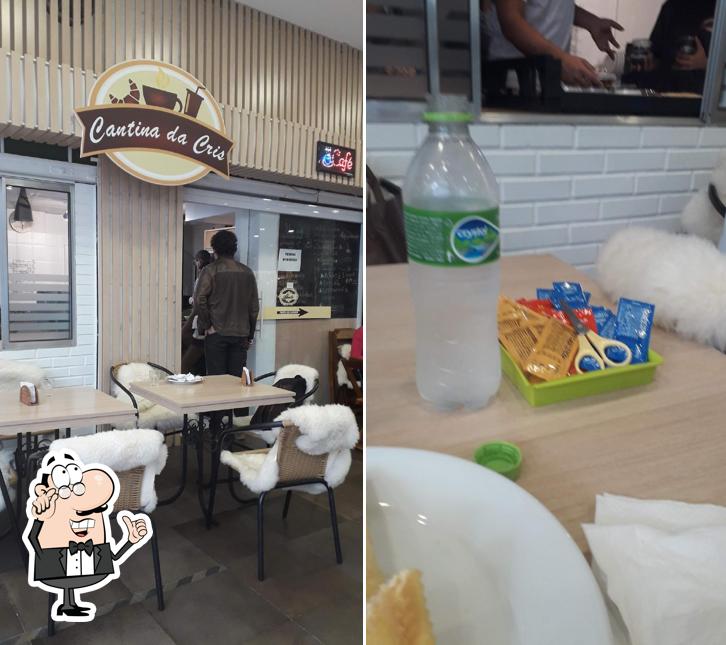 O interior do Cris Café