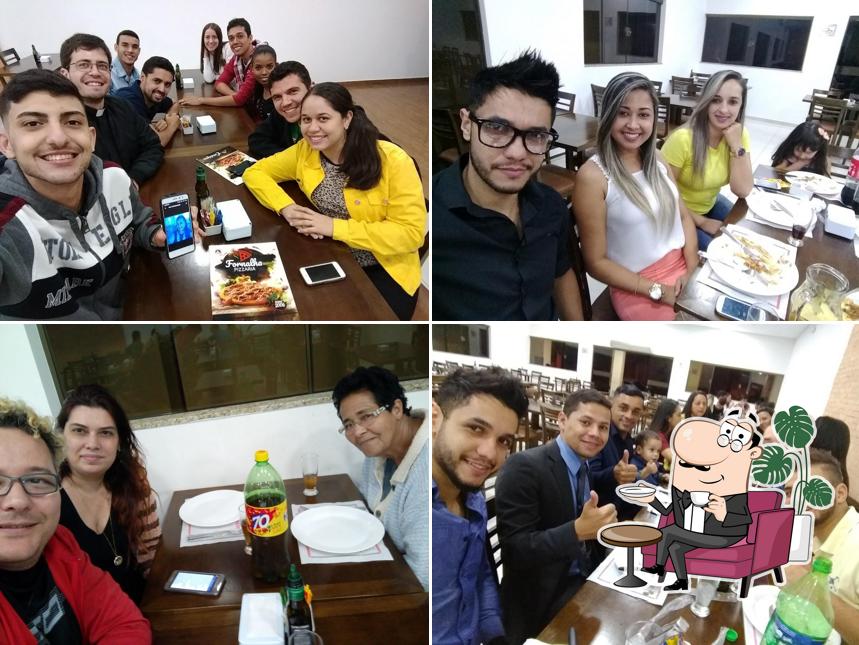 Sente em uma das mesas no Fornalha Pizzaria