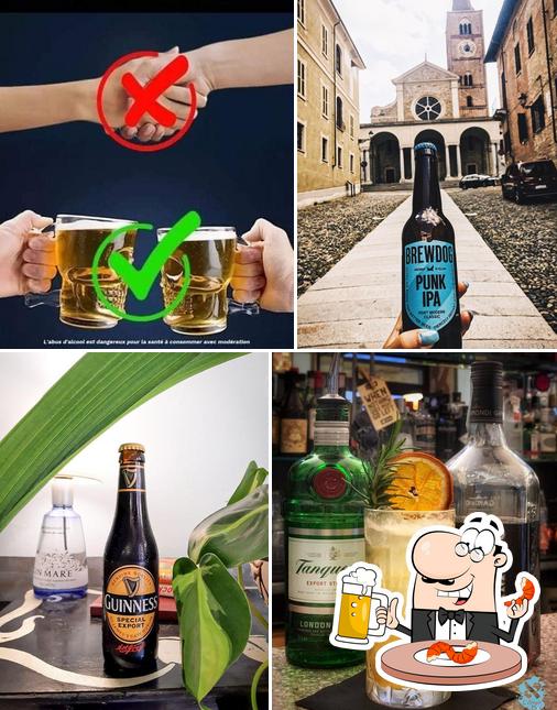 Puoi ordinare un rinfrescante bicchiere di birra chiara o scura