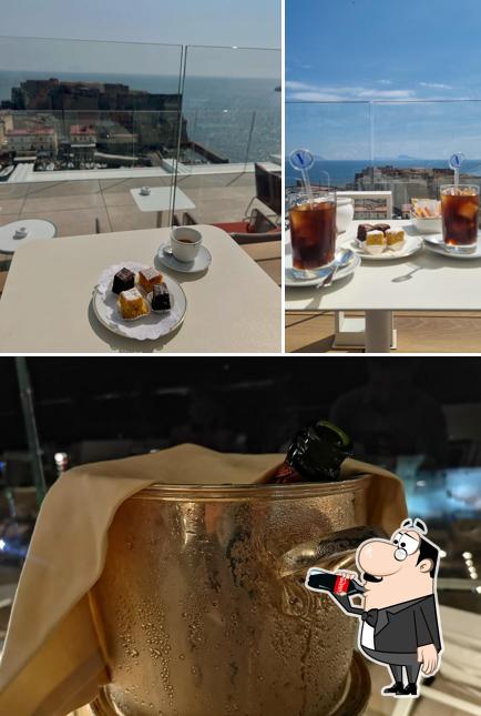 Guarda la foto che raffigura la bevanda e cibo di Grand Hotel Vesuvio Sky Lounge