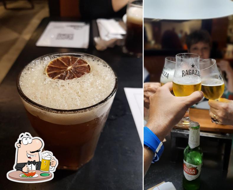 Peça um copo de cerveja leve ou escura