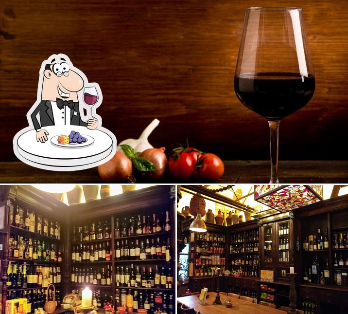 Es estupendo disfrutar de una copa de vino en Cave Tapas