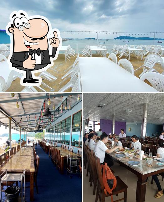 Look at the pic of ครัวเรือนต้น seafood & coffee