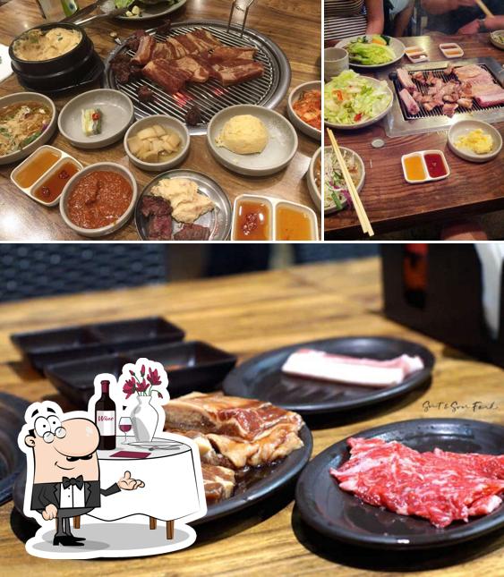 Взгляните на эту фотографию, где видны столики и еда в Jo Ja Ryong Korean BBQ