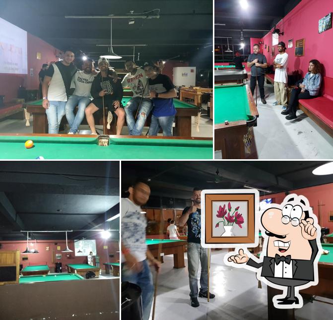 Sente em uma das mesas no Fifteen Snooker Bar