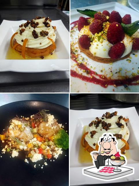 THE ART CAFE sert une sélection de desserts