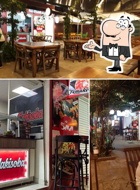 Sente em uma das mesas no Garden Food Park