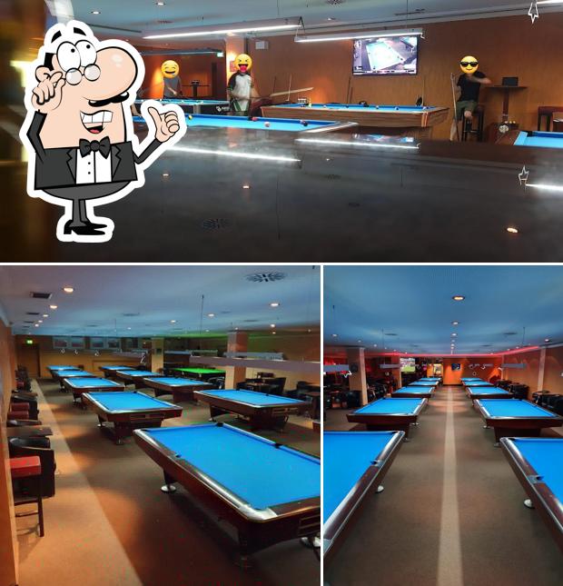 Siediti a un tavolo di Lucky Panda Billard and Sports Bar Lounge