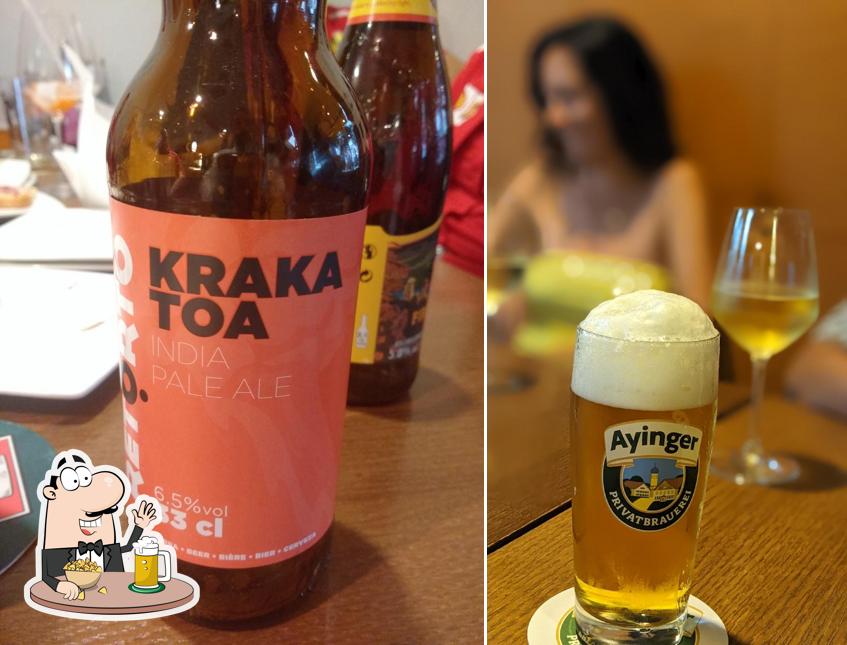 Puoi ordinare un rinfrescante bicchiere di birra chiara o scura