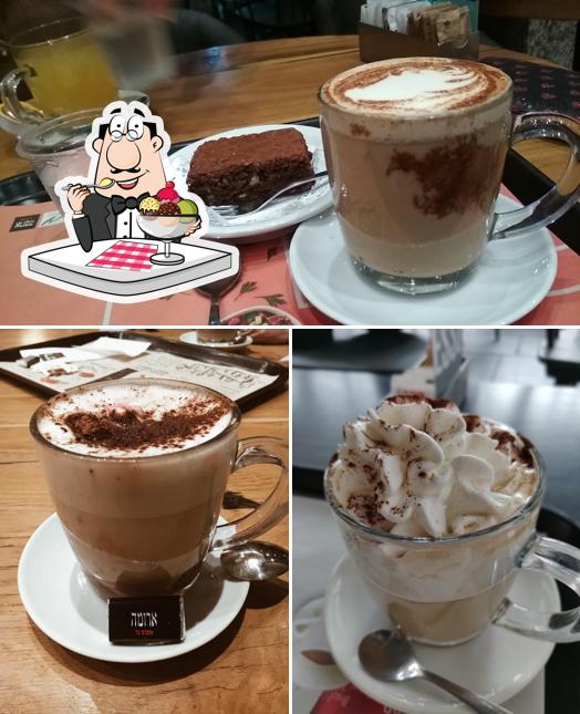 Aroma Espresso Bar ארומה אספרסו בר sert une sélection de desserts