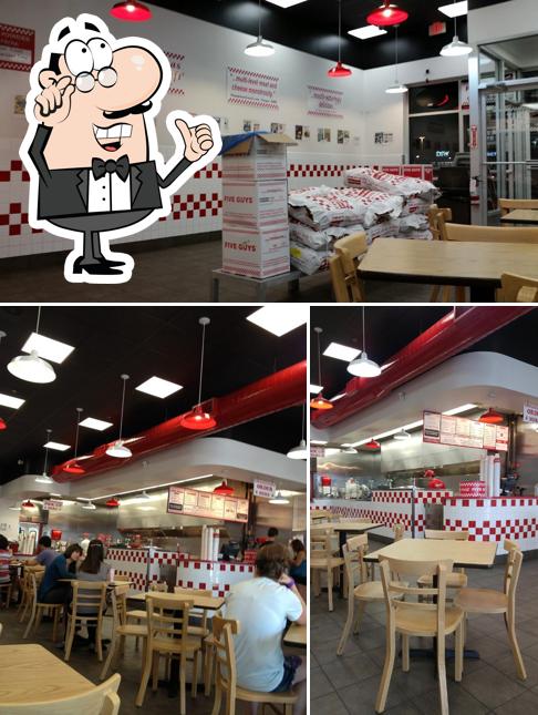 Installez-vous à l'une des tables de Five Guys