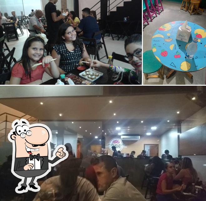 Sente em uma das mesas no Restaurante Sushi Ponta Negra - Unidade Ponta Negra