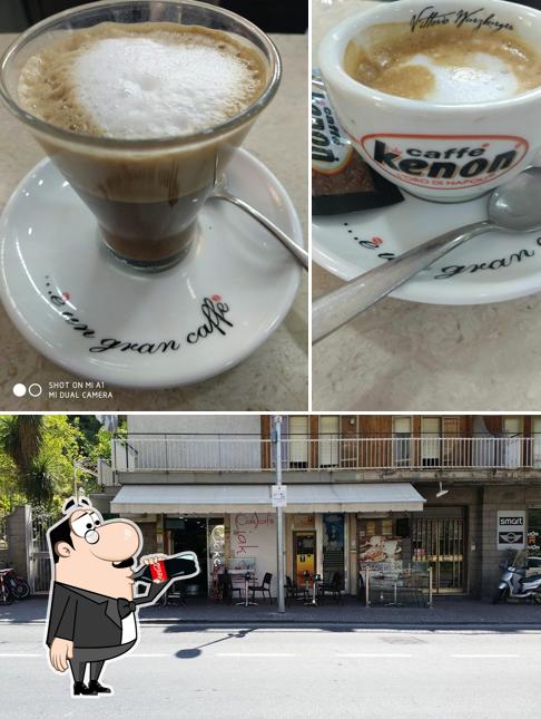 Dai un’occhiata alla foto che mostra la bevanda e cibo di Ciak Cafè Tabaccheria ELFBAR POINT