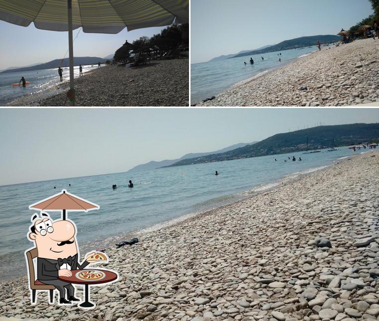 Puedes tomar el aire fresco en el exterior de Mykali Beach Restaurant