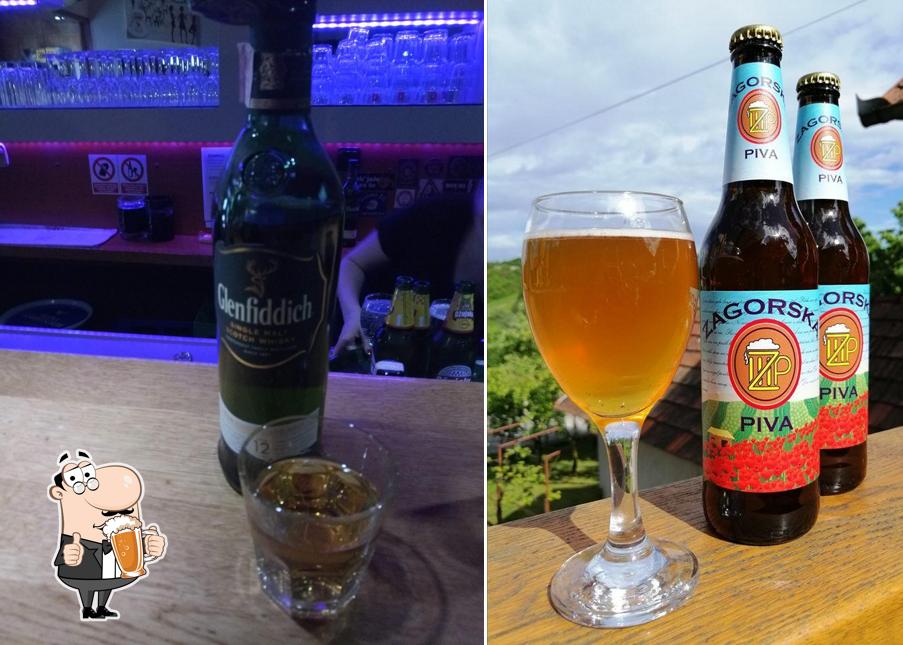 Puoi ordinare un rinfrescante bicchiere di birra chiara o scura