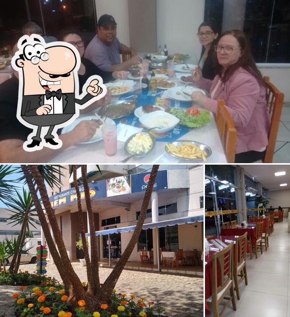 Sente em uma das mesas no Restaurante Chapão Bem Mió