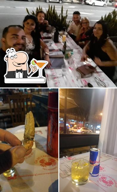 Confira a foto mostrando bebida e balcão de bar no Cia do Caranguejo