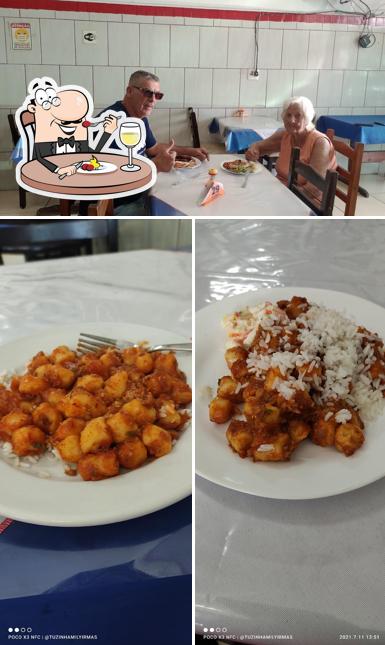 Entre diversos coisas, comida e interior podem ser encontrados no Fill Refeições