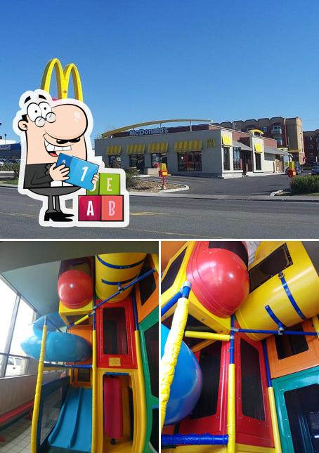 В McDonald's есть игровая площадка, внешнее оформление и многое другое