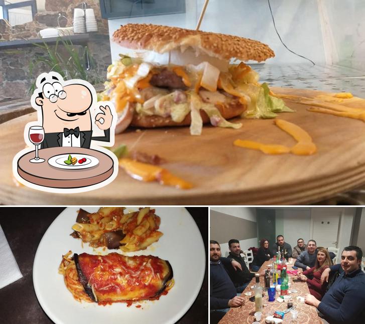 La foto di cibo e bancone da bar da Frankie Chicken Pizza