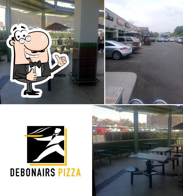 Regarder cette photo de Debonairs Pizza