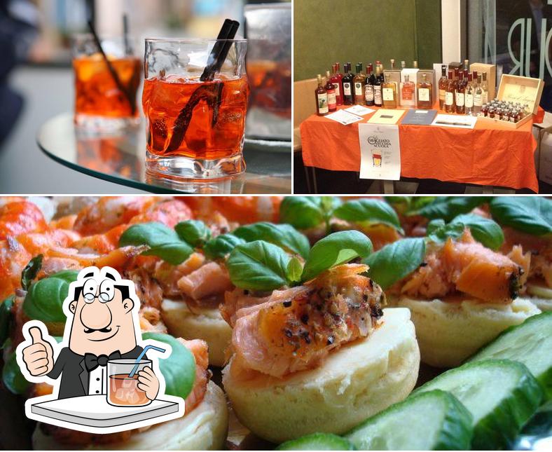 Mira las imágenes que muestran bebida y comida en Cafe Cavour