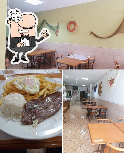 Dê uma olhada a foto apresentando interior e comida no Café Marítimo