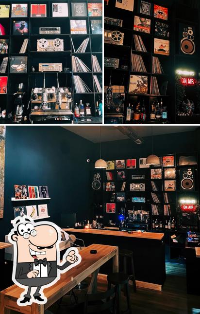 L'intérieur de TILLT RADIO / VINYL BAR