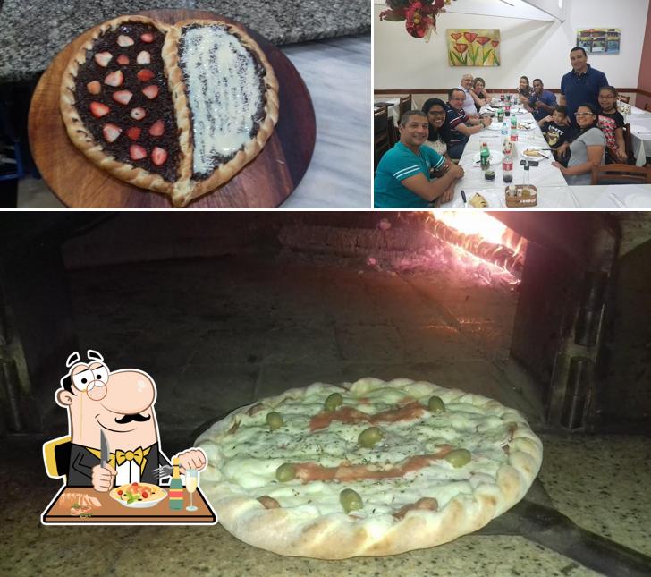 A comida e mesa de jantar do restaurante