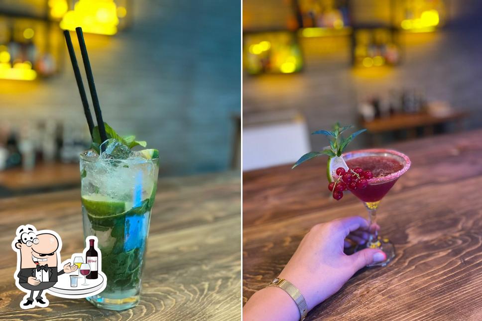 AURA Lounge Bar sirve alcohol