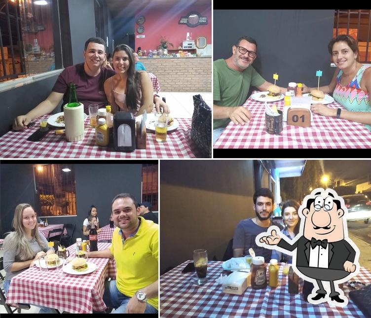 O interior do Burger Mania