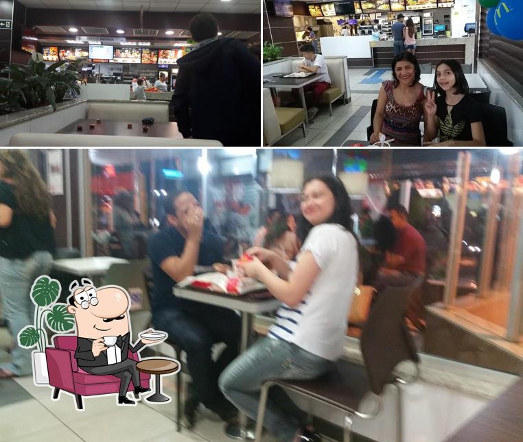 Sente em uma das mesas no McDonald's