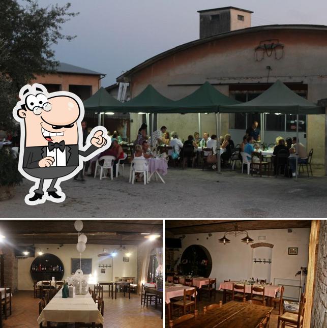 Ristorante Il Pozzo si caratterizza per la interni e tavolo da pranzo