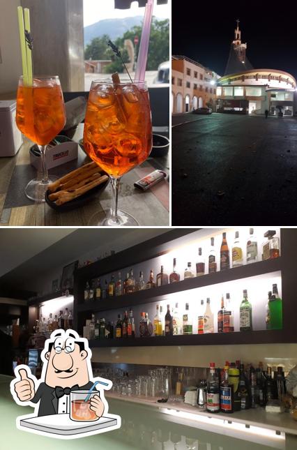 Bar Roma si caratterizza per la bevanda e esterno