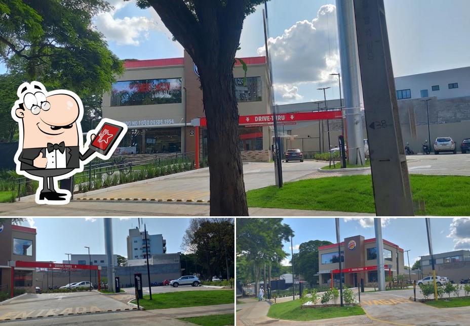 Desfrute da vista da área externa do Burger King