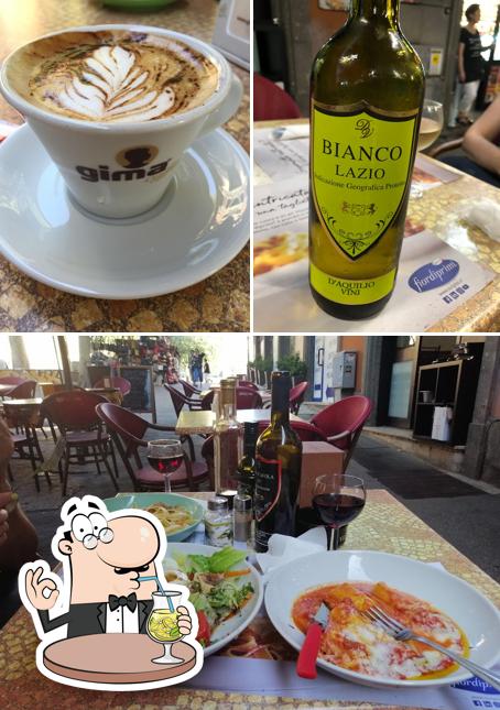 Questa è la immagine che presenta la bevanda e tavolo da pranzo di Bar Gima Caffe