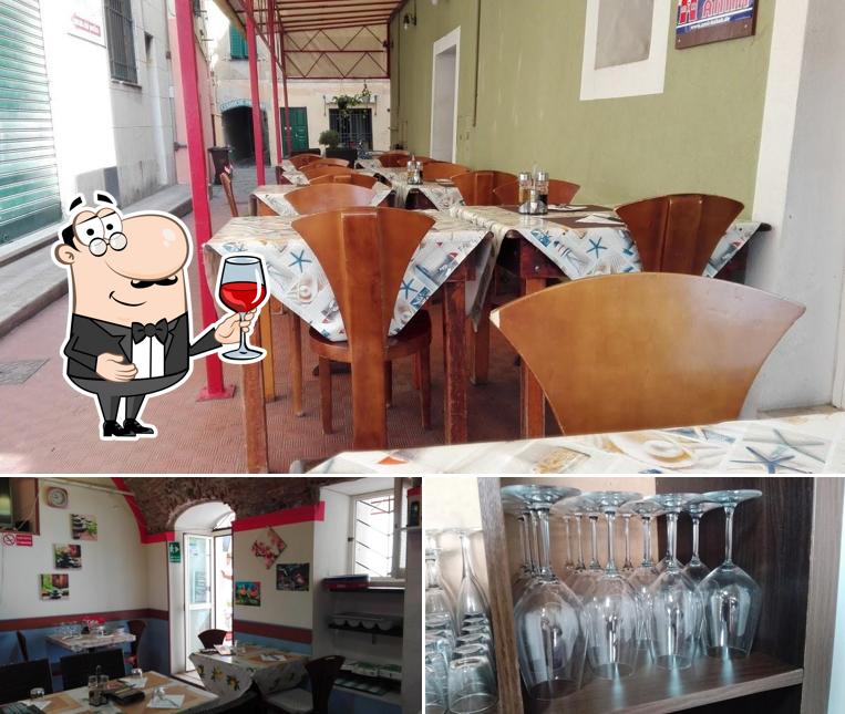 È gradevole prendersi un bicchiere di vino a Al Vicolo