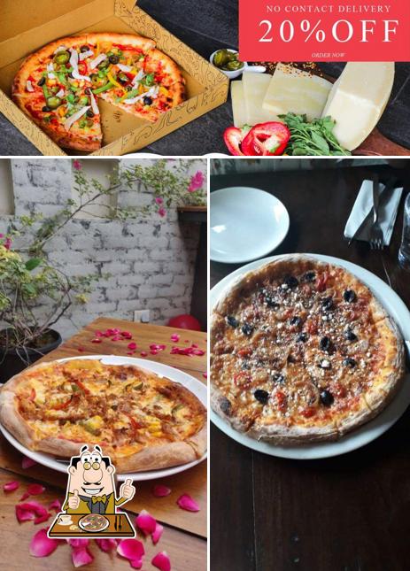 Try out pizza at Roadhouse Cafe