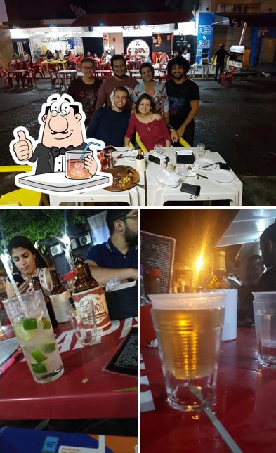 A bebida e mesa de jantar do restaurante