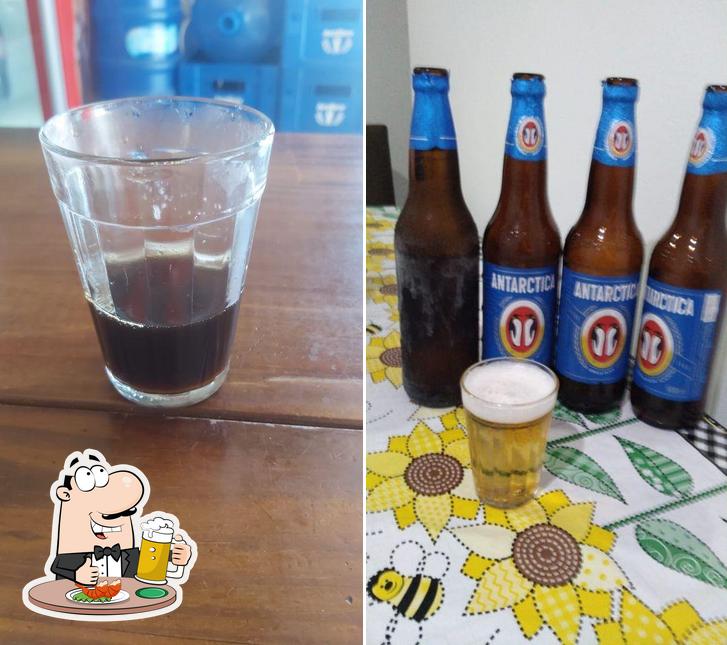 Desfute um copo de cerveja leve ou escura