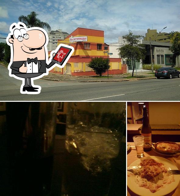 Entre diversos coisas, exterior e cerveja podem ser encontrados no El Sombrero