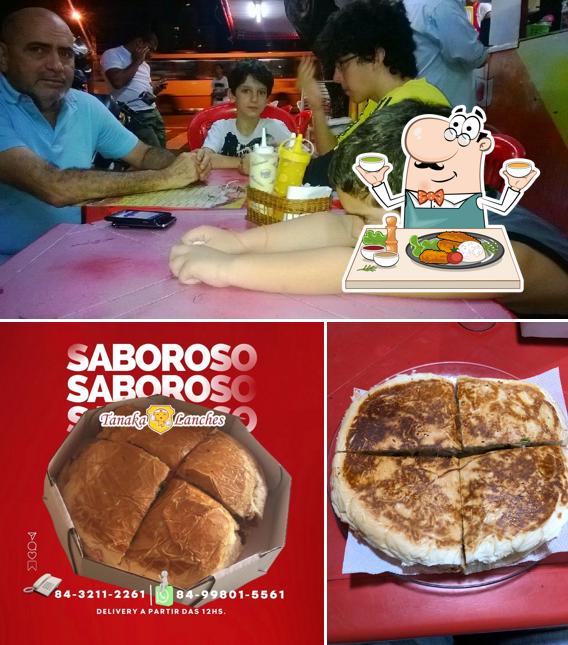 Confira a foto mostrando comida e interior no Tanaka Lanches