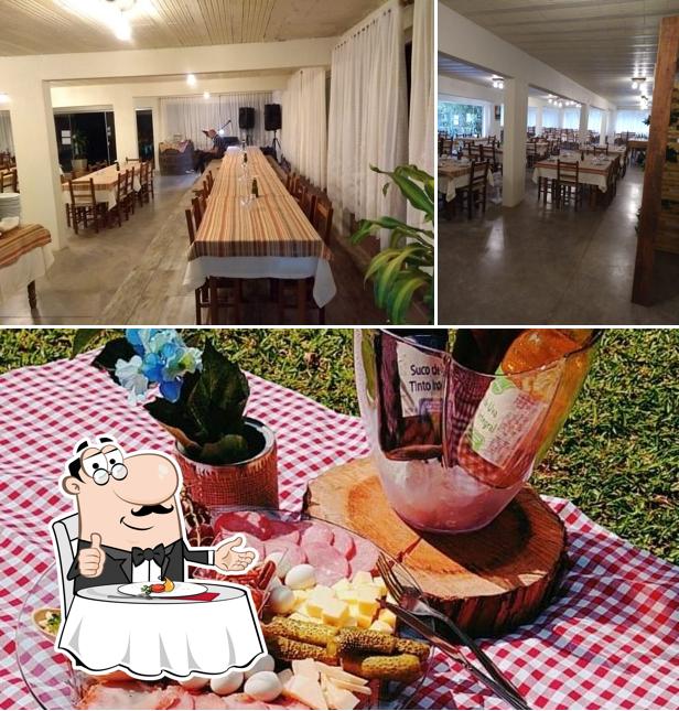 Confira a imagem apresentando mesa de jantar e comida no Famiglia Pezzi