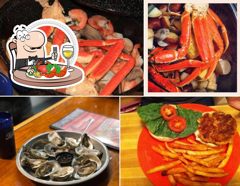 Toma marisco en Snapperz Grill & Steam Bar of Morehead City