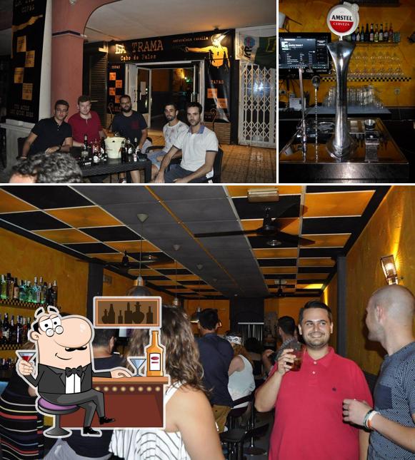 Взгляните на эту фотографию, где видны барная стойка и внутреннее оформление в Ohana Cafetería