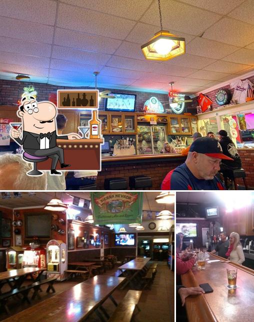 Look at the image of Pinky's Pizza Parlor