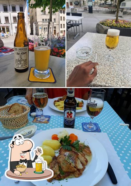 Puoi ordinare un rinfrescante bicchiere di birra chiara o scura